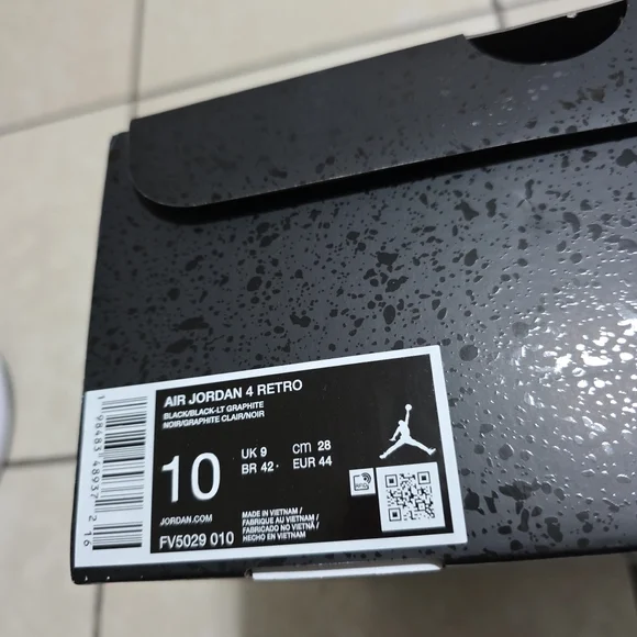 Air Jordan 4 Retro Sneakers - Picture 2 of 6